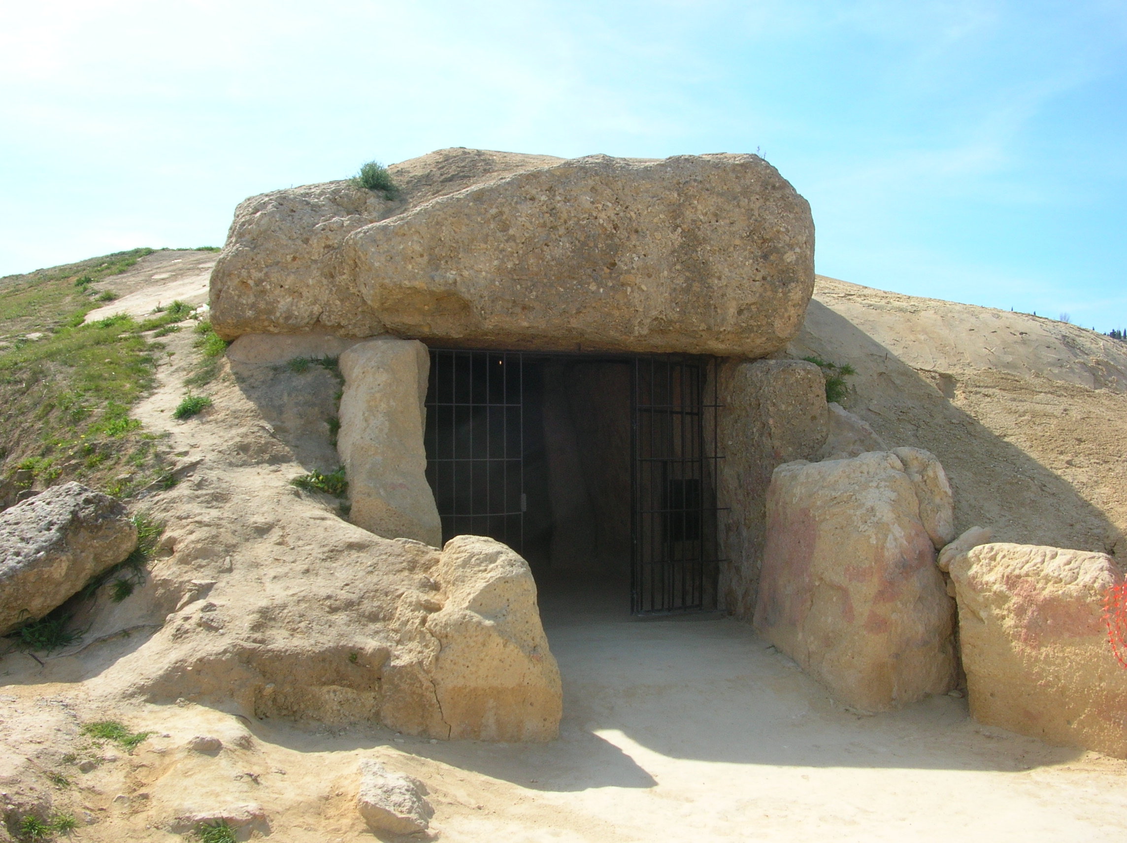 Dolmen_de_Menga_Antequera.jpeg