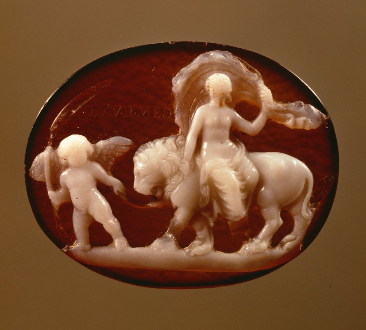 Unbekannter_Kuenstler_-_Cameo_of_Venus_seated_on_a_lion_led_by_Cupid.jpg